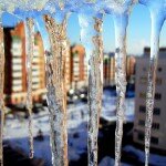 Шестиметровая сосулька упала с водонапорной башни на жилой дом в алтайском селе