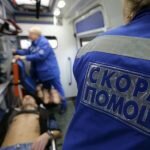 Пострадавшим в погоне за нарушителем полицейским оказывают помощь в Красноярске